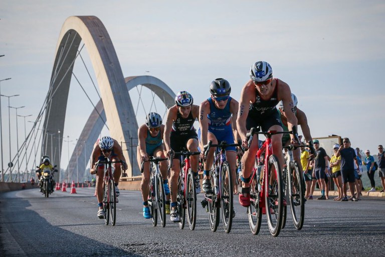 Ciclistas em ponte durante prova de triathlon